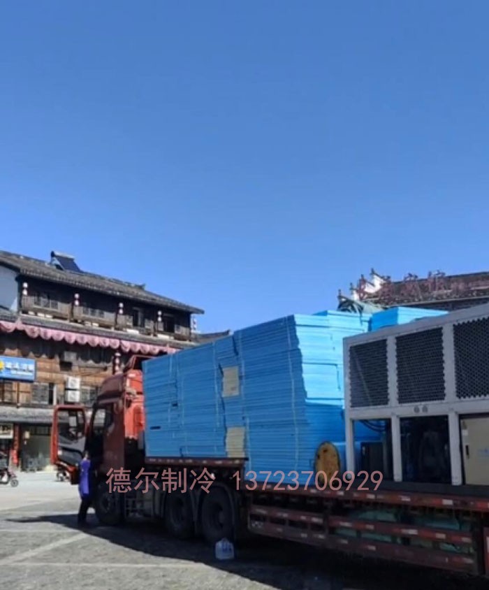 冰場主機和工程材料發(fā)運到現(xiàn)場