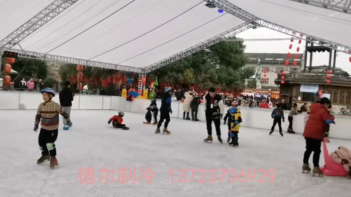 孩子們滑冰不亦樂乎