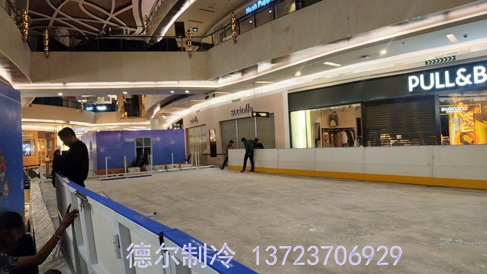 為冰場安裝護(hù)欄